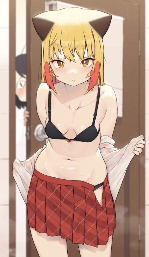 着替えを期待する人が集まる画像倉庫。