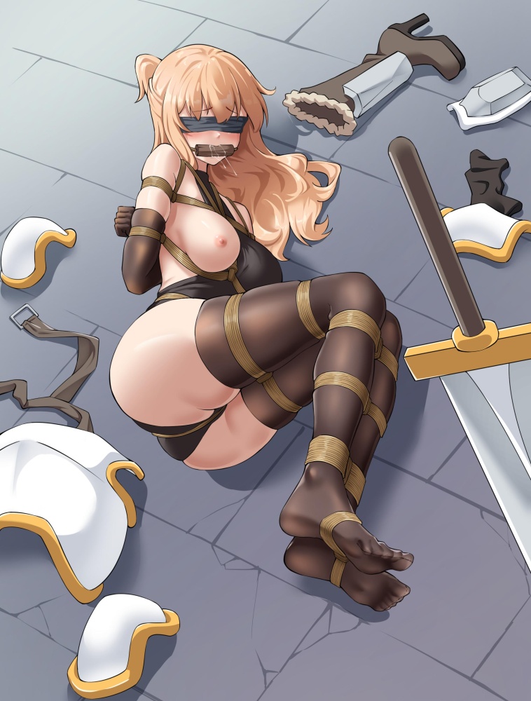 目隠しのエッチな魅力が分かるエロ画像